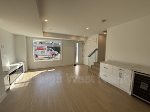 830-830 Lawson Ave in Kelowna, BC - Building Photo - Building Photo