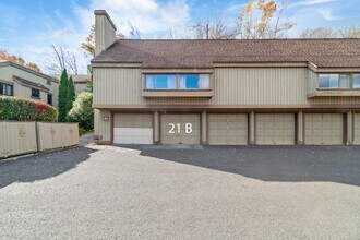 21 Heritage Vlg in Southbury, CT - Building Photo - Building Photo