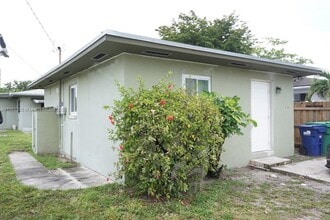 800 NW 96th St in Miami, FL - Building Photo - Building Photo