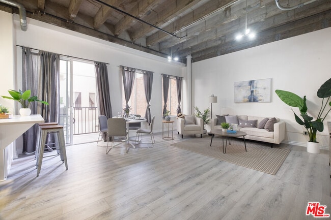 property at 312 W 5th St