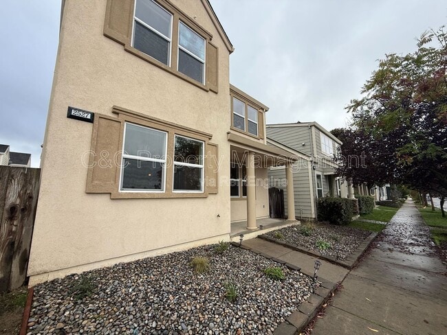 2527 N Village Dr in Santa Rosa, CA - Building Photo - Building Photo