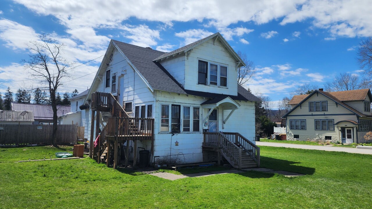 128 Russell Blvd in Bradford, PA - Building Photo