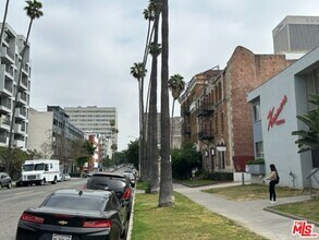517 S Kenmore Ave in Los Angeles, CA - Building Photo - Building Photo