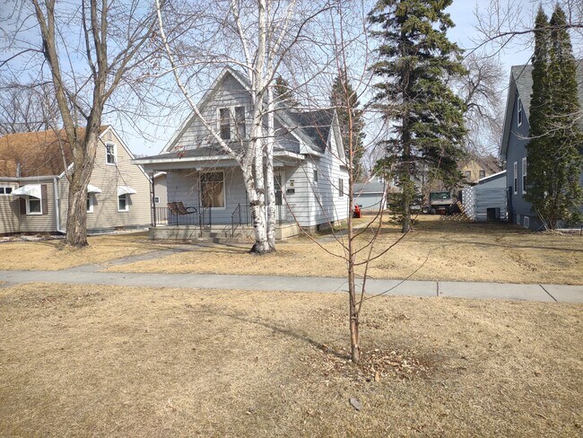 812 Duluth Ave N in Thief River Falls, MN - Building Photo - Building Photo