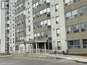 35 Green Valley Dr in Kitchener, ON - Building Photo - Building Photo
