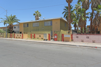 3802 Royal Crest St in Las Vegas, NV - Building Photo - Primary Photo