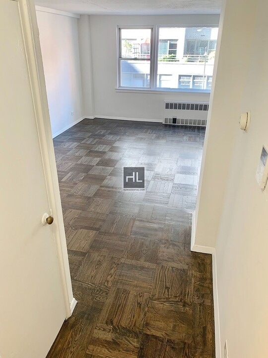 EAST 55 STREET in New York, NY - Building Photo