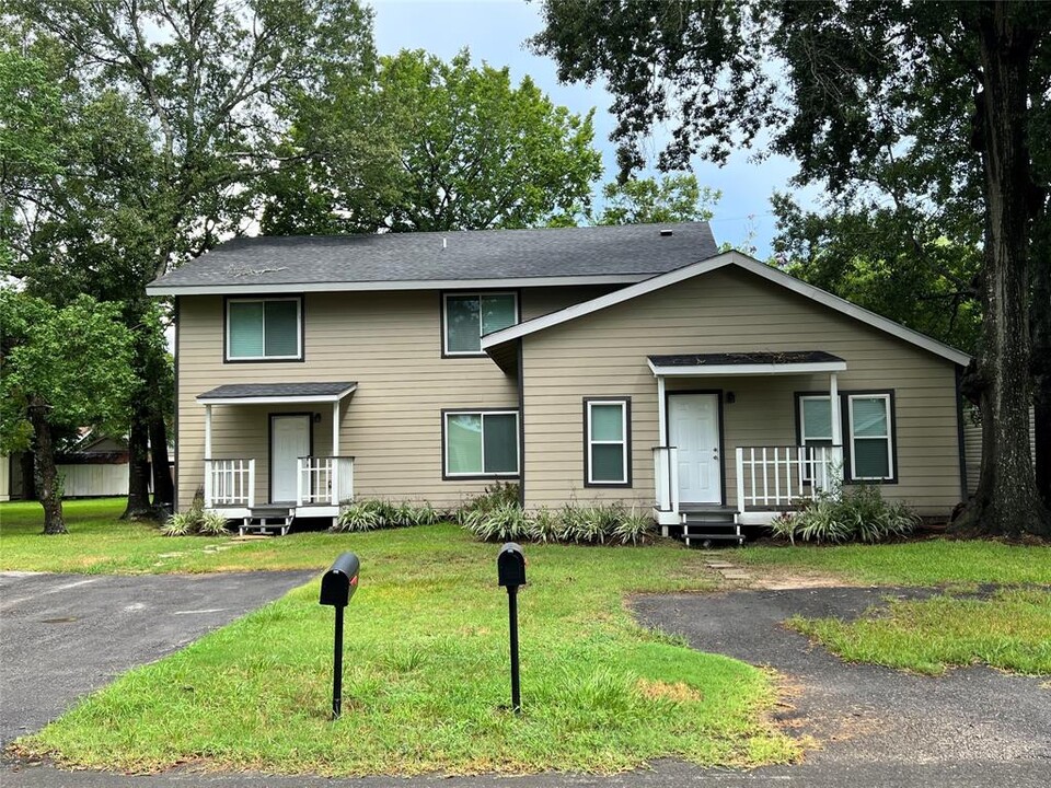 206 Travis St in Baytown, TX - Building Photo