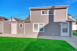 70 Orchard Pl in Lindenhurst, NY - Building Photo - Building Photo