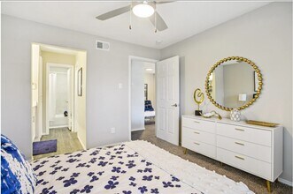 1070 Mearns Meadow Blvd, Unit 124 in Austin, TX - Building Photo - Building Photo