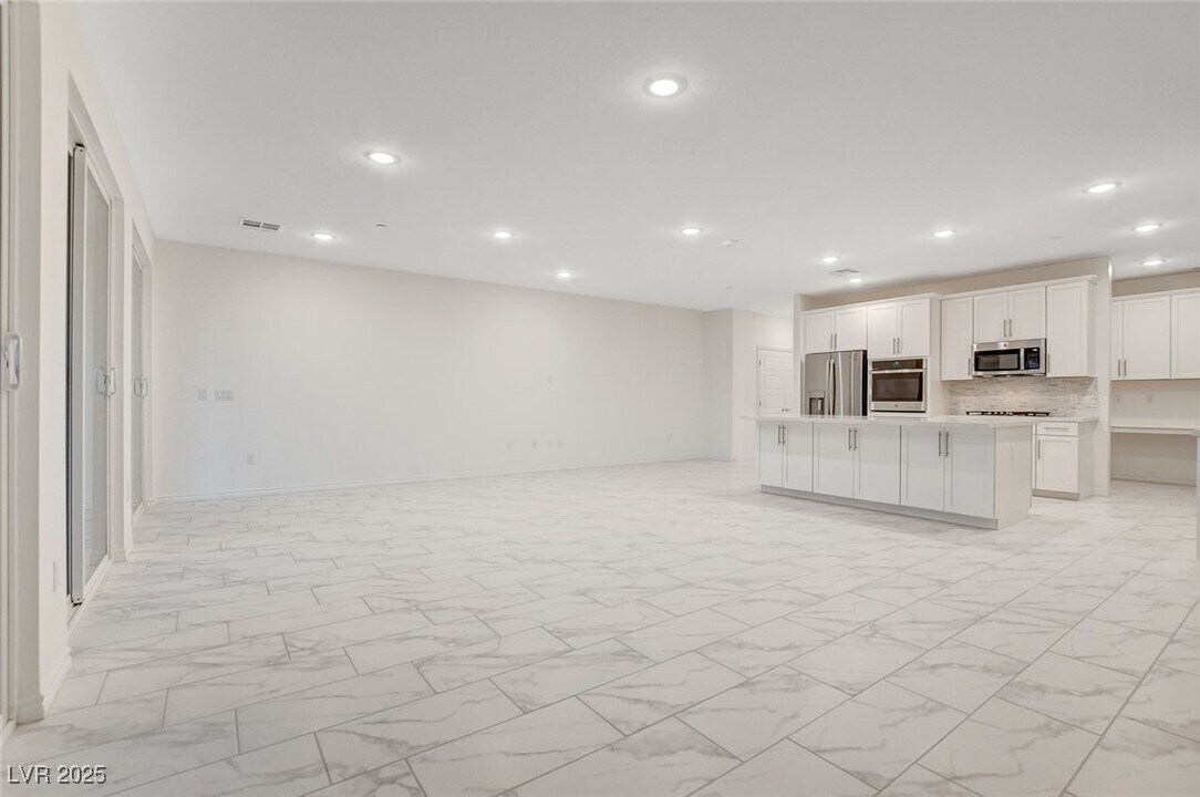 2555 Hampton Rd in Henderson, NV - Building Photo