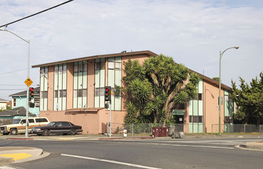 7625 Bancroft Ave in Oakland, CA - Foto de edificio