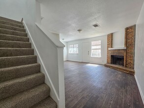 1201 Dobie Dr in Austin, TX - Foto de edificio - Building Photo