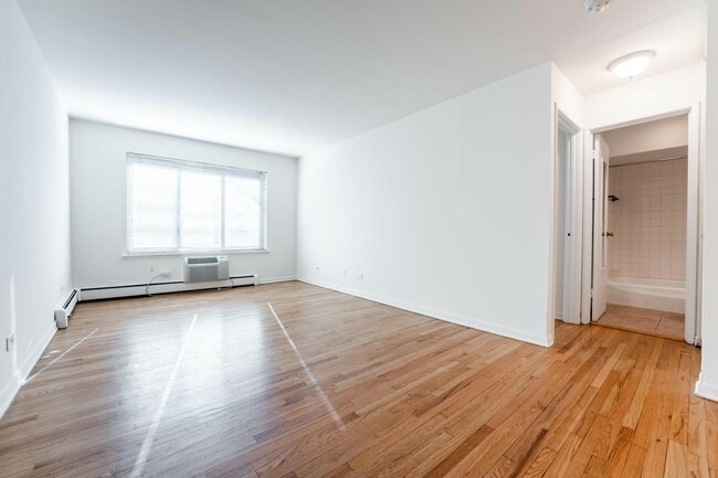 property at 540 W Roscoe St