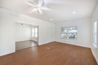 4500 Old Yale St in Houston, TX - Foto de edificio - Building Photo