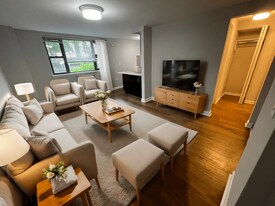 525 W Oakdale Ave in Chicago, IL - Building Photo