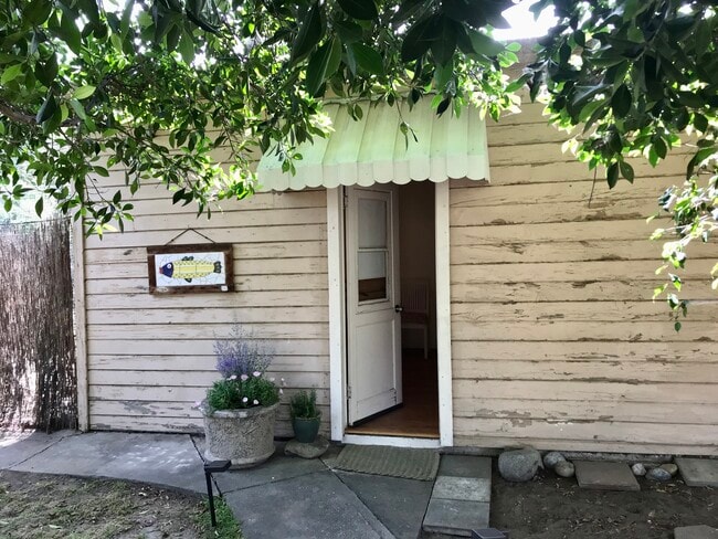 6212 Camellia Ave, Unit Studio Cottage