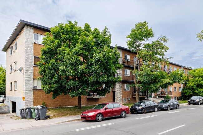 490 Chomedey Boul in Laval, QC - Building Photo - Building Photo