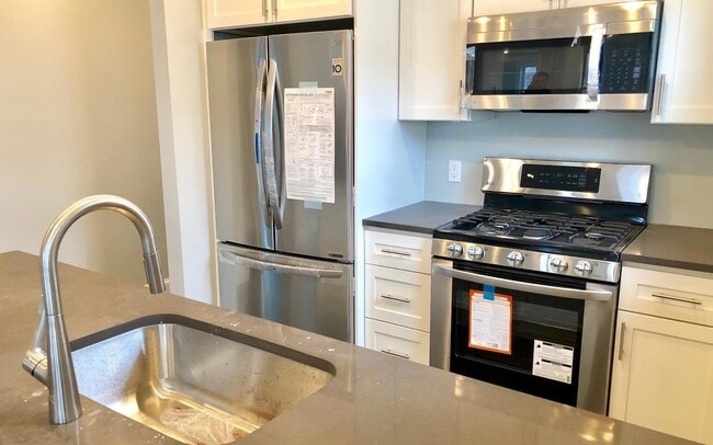 94 Grant St, Unit 1B in Somerville, MA - Foto de edificio - Building Photo