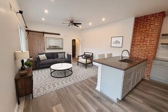 823 Gower St in Los Angeles, CA - Building Photo - Building Photo