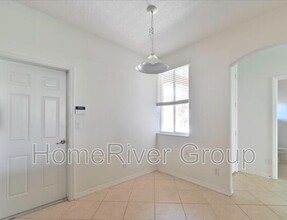 9840 Roundstone Cir in Ft. Myers, FL - Foto de edificio - Building Photo