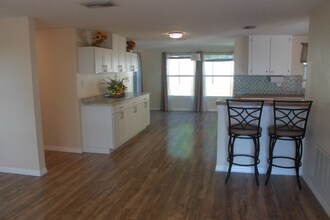 10702 Laburnum Dr in Port Richey, FL - Foto de edificio - Building Photo