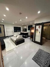 7713 Owensmouth Ave in Los Angeles, CA - Building Photo - Building Photo