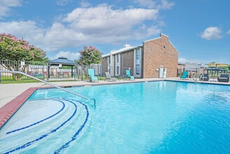 Village Creek in Commerce, TX - Foto de edificio - Building Photo