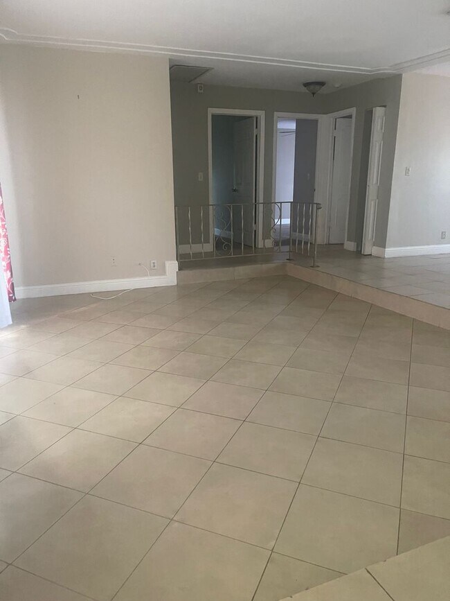 1328 NW 86th Way in Coral Springs, FL - Foto de edificio - Building Photo