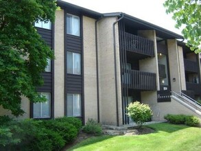 6165 Knoll Wood Rd, Unit 201 in Willowbrook, IL - Building Photo - Building Photo