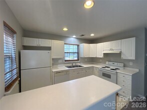 6041 Cougar Ln in Charlotte, NC - Foto de edificio - Building Photo