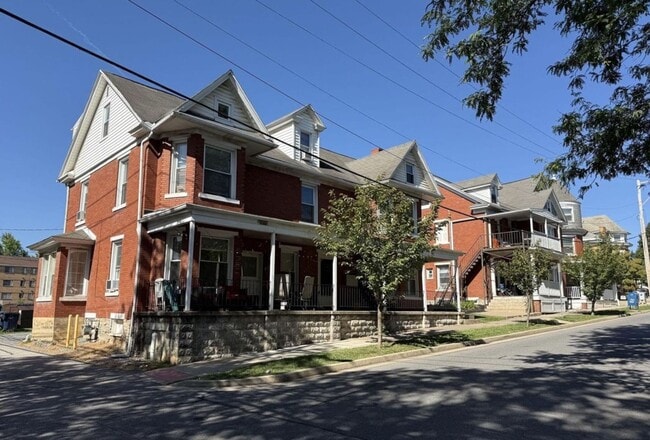 506 W College Ave in State College, PA - Foto de edificio - Building Photo