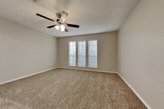 5402 Woodville Ln in Spring, TX - Foto de edificio - Building Photo