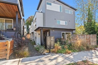 7168 44th Ave S in Seattle, WA - Building Photo - Building Photo