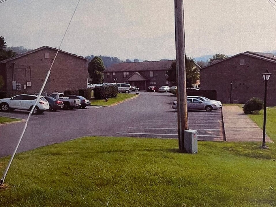 301 Locust Heights Dr in Clarksburg, WV - Building Photo