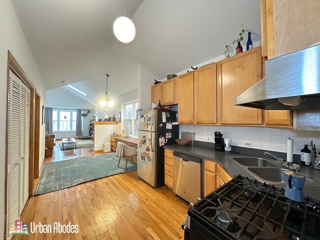 1033 N Mozart St, Unit J02P in Chicago, IL - Building Photo - Building Photo