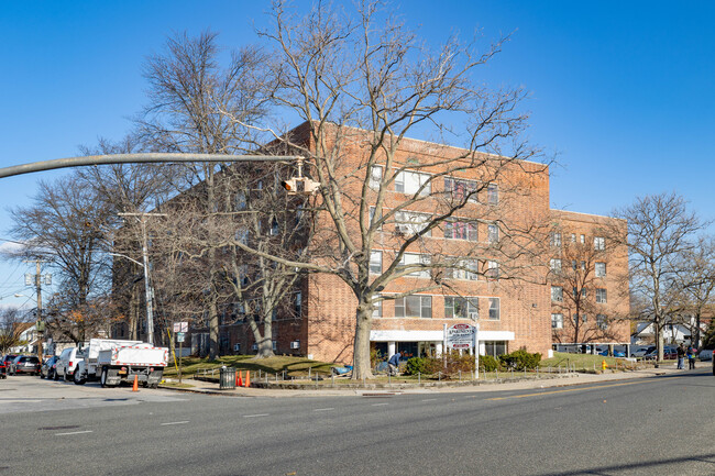 45 Broadway in Freeport, NY - Foto de edificio - Primary Photo