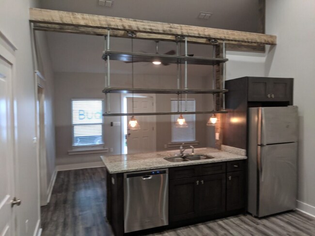 1657 Mayhew St in Tallahassee, FL - Foto de edificio - Building Photo