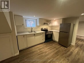 111 Clovelly Ave in Toronto, ON - Building Photo - Building Photo