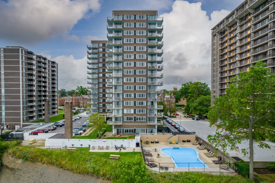 12000 Edgewater in Lakewood, OH - Foto de edificio