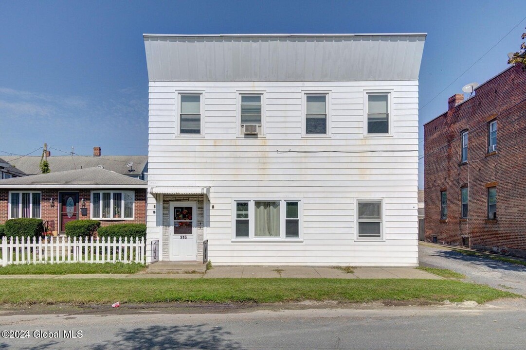 315 23rd St-Unit -first floor in Watervliet, NY - Building Photo