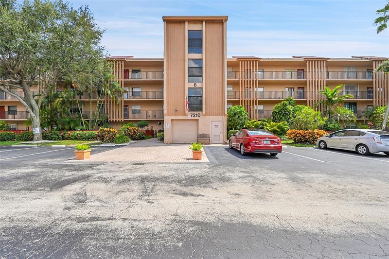 7210 Lake Cir Dr in Margate, FL - Building Photo