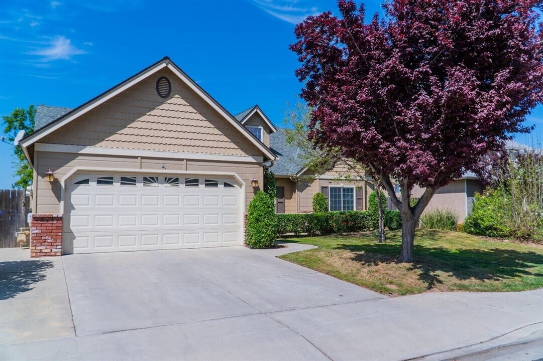 10033 N Baird Ave in Fresno, CA - Building Photo