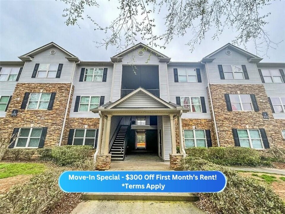 4101 Fairington Club Dr in Stonecrest, GA - Building Photo