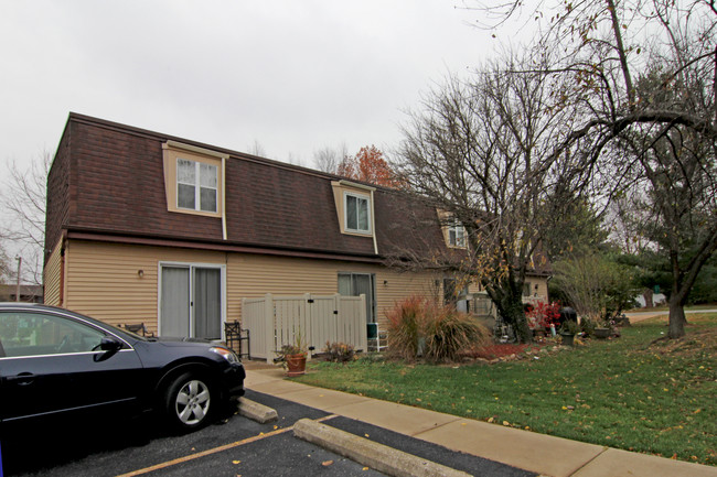 1425 Esic Dr in Edwardsville, IL - Foto de edificio - Building Photo