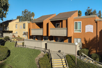 Mission Trails Villas in San Diego, CA - Building Photo - Building Photo