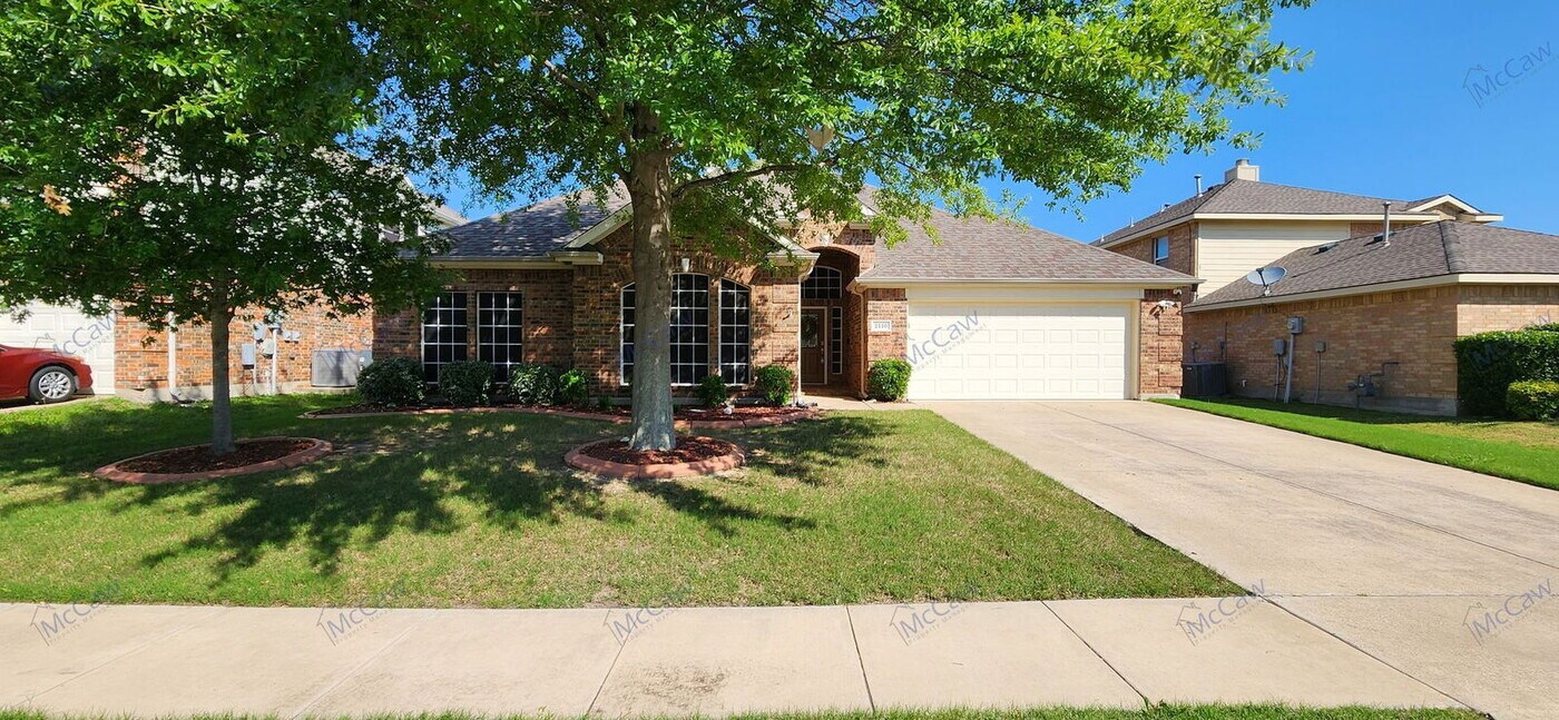 2110 Pecan Ridge Dr in Forney, TX - Building Photo