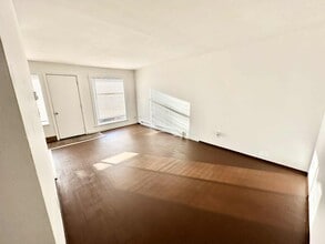 Apline B Apartments in Seattle, WA - Foto de edificio - Building Photo