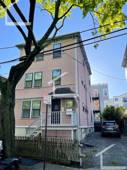 204 Banks St in Cambridge, MA - Foto de edificio