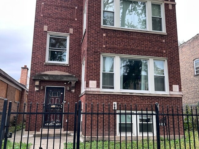 821 N Waller Ave in Chicago, IL - Building Photo - Building Photo